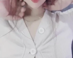 Babicute với cặp vú tròn lẳn và 2 hạt đậu hồng tại YYlive đây các anh