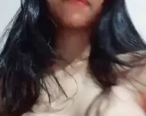 Bé gái bên kia biên giới, mới nhú mà đã show hàng rồi anh em ạ