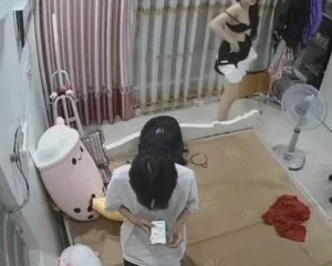chị gái thay đồ lúc có em trai