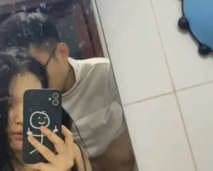 Clip nữ sinh quay cảnh doggy cùng bạn trai trước gương