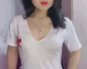 Có anh nào muốn được cô y tá như thế này chăm không ạ?