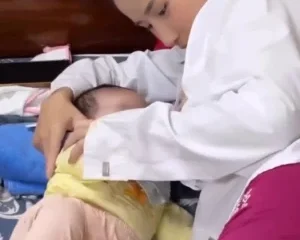 Full clip single mom nứng, mang con ra nghịch