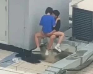 Hai em học sinh phang nhau trên sân thượng