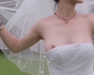 Hot Hòn Họt, cờ nhíp em gái nứng loz trong ngày cưới, mặc chiếc váy cưới mà hở cả đầu ti như này ai chịu nổi