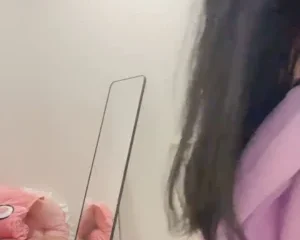 Hương Heu SHow hàng trước gương cho bạn trai nhưng bị lộ clip