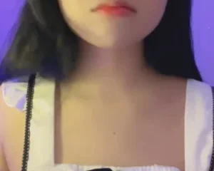 Hường hêu với chiếc váy hầu nữ sexy trên live
