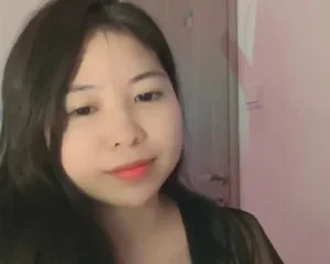 Lại là Hường hêu với khuôn mặt bầu bĩnh và chiếc váy mỏng tang trên live