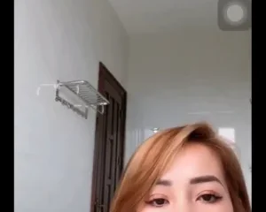 Livestream khoe hàng không cần cởi, khe bím lộ rõ luôn kìa anh em