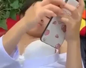Minh Thư hồi lớp 11 đã từng public trên sân trường thế này đây