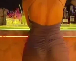 Nhìn em nó thế này mà gặp ngoài bar thì các anh có mời một ly không?