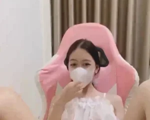 Ponny lên sóng khoe hàng day bím trên YYlive
