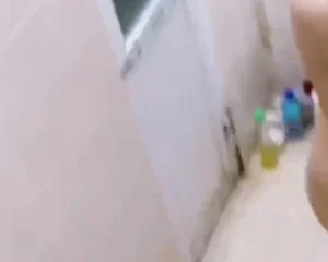 Quay lén em gái yêu đời ca hát trong lúc tắm rửa