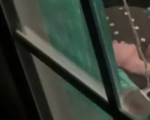 Quay lén em sinh viên thay đồ nằm phơi hàng trên giường ngủ