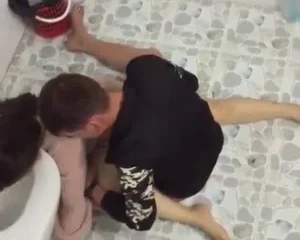 Say quá nên vào nvs trốn nhưng cũng k thể thoát được ông Sếp biến thái
