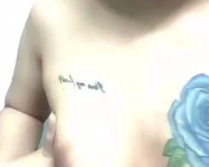 Thiếu nữ có hình săm hoa hồng khoe hàng trong nhà tắm